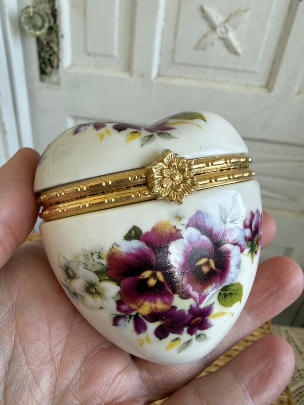 Vintage 90's Heart Porcelain Trinket Box Painted Violet Flowers Cottage Core - Picture 5 of 8